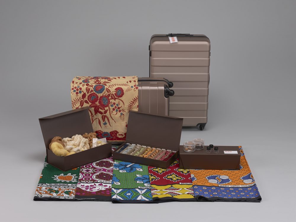 どこでも美術館の教材の一つ　染め・織りものBOX